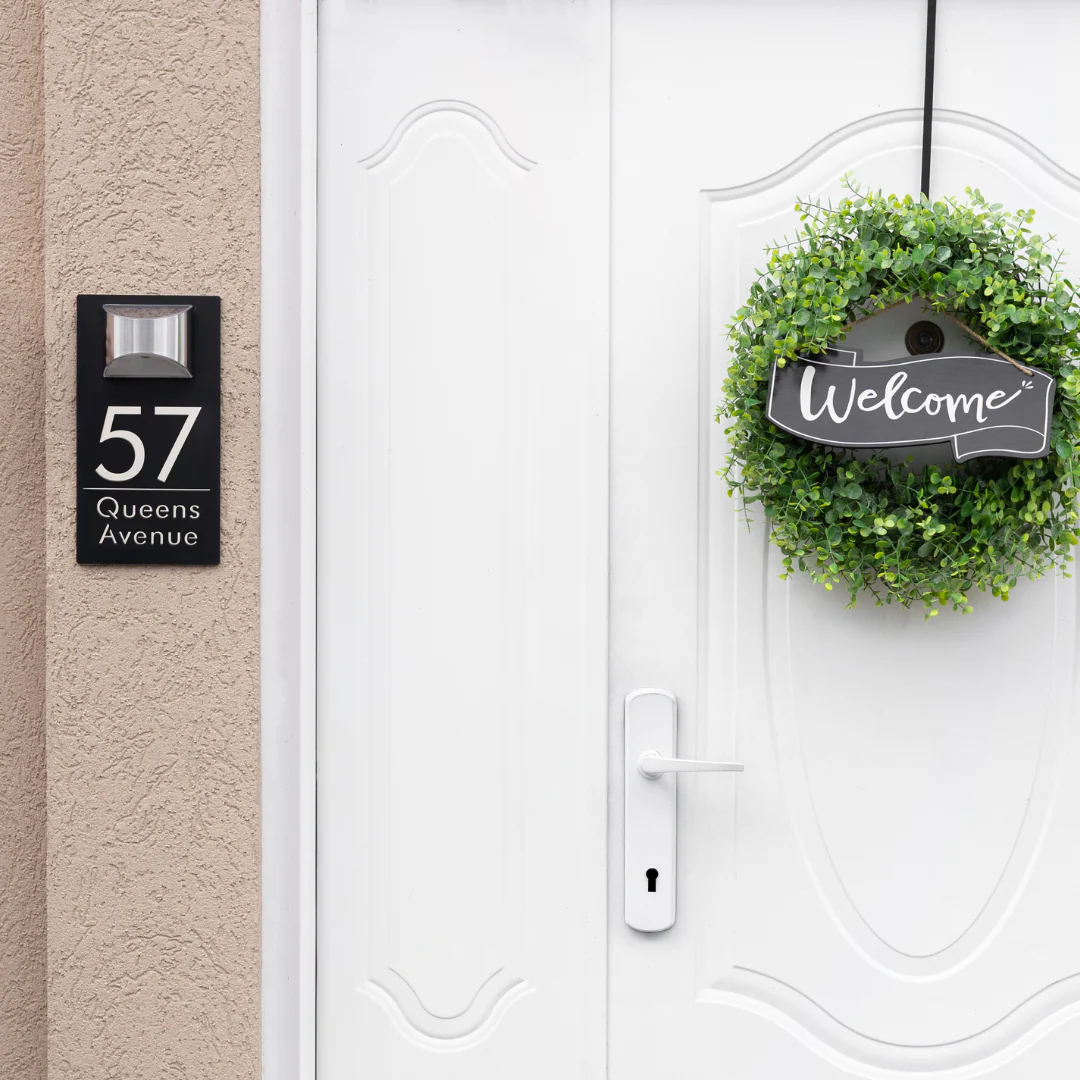 TheHiddenGoods™ Personalized Solar-Powered Modern House Plaque